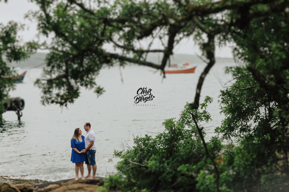 noivos na beira do mar