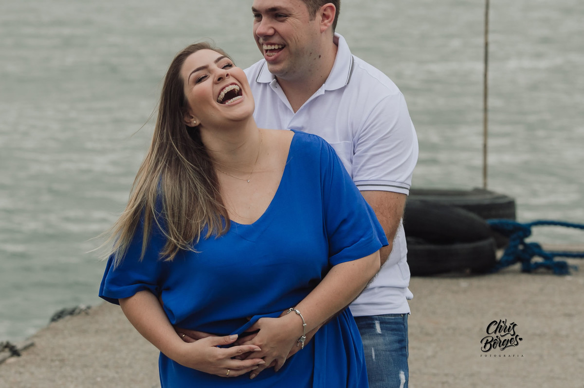 noivos sorrindo na praia