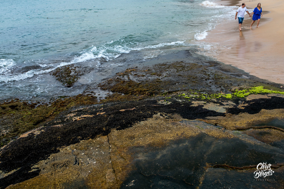 noivos caminhando na praia