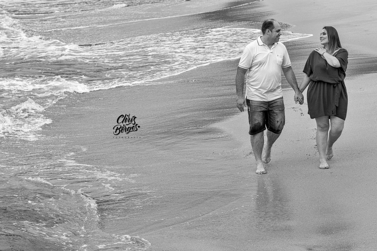 noivos caminhando na praia