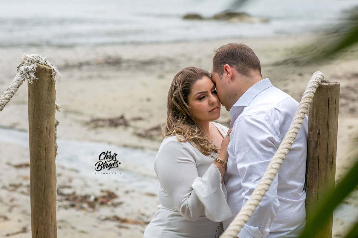 noivos namorando na praia