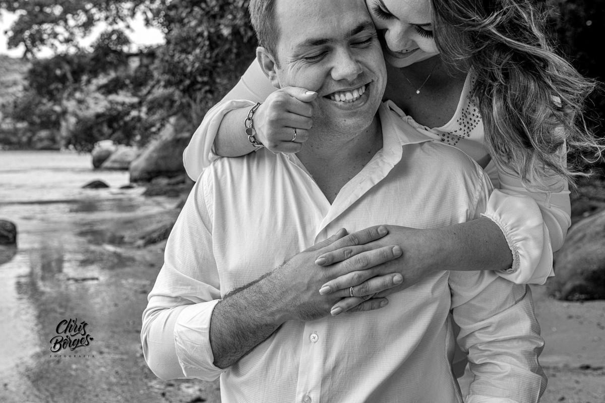 noivos sorrindo na praia