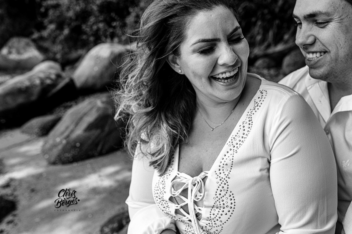 noivos sorrindo na beira do mar