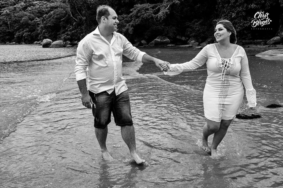 noivos caminhando na praia