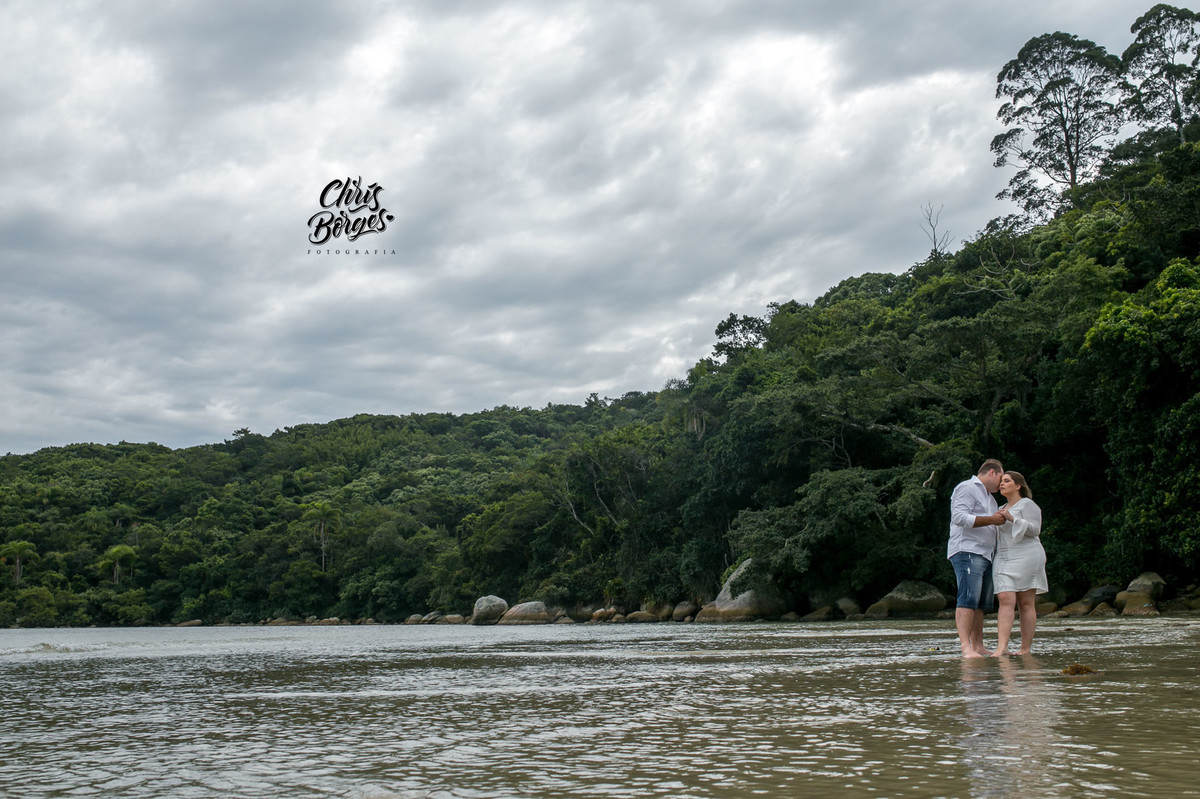 noivos caminhando na praia