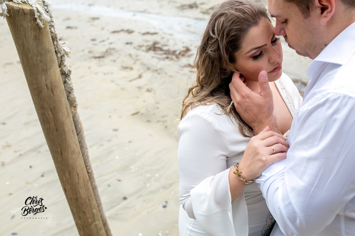 noivos namorando na praia