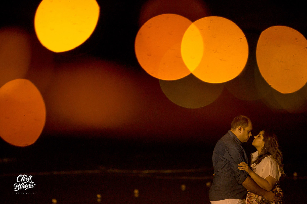 noivos namorando à noite