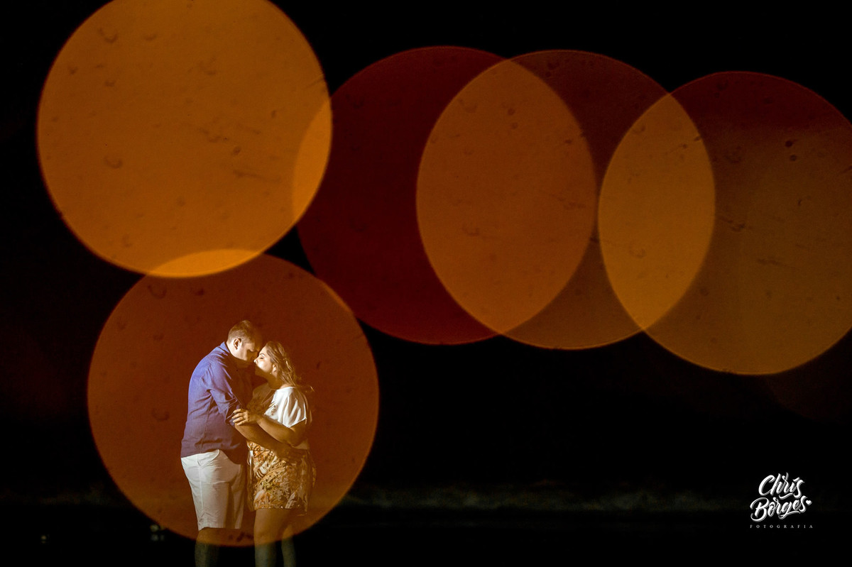 noivos namorando à noite