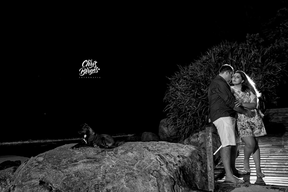 noivos namorando à noite