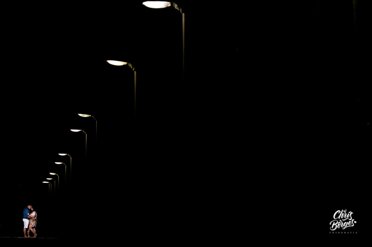 noivos namorando à noite