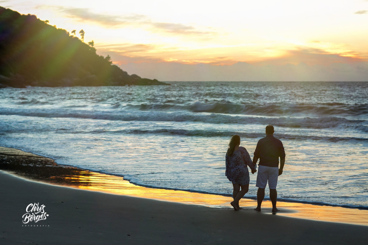 Noivos olhando o nascer do sol