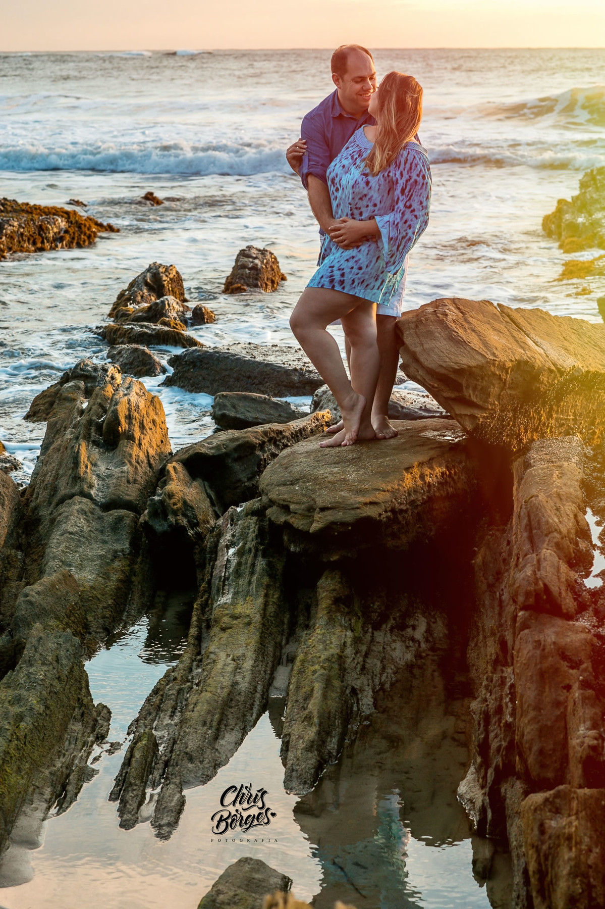 Noivos posando ao nascer do sol