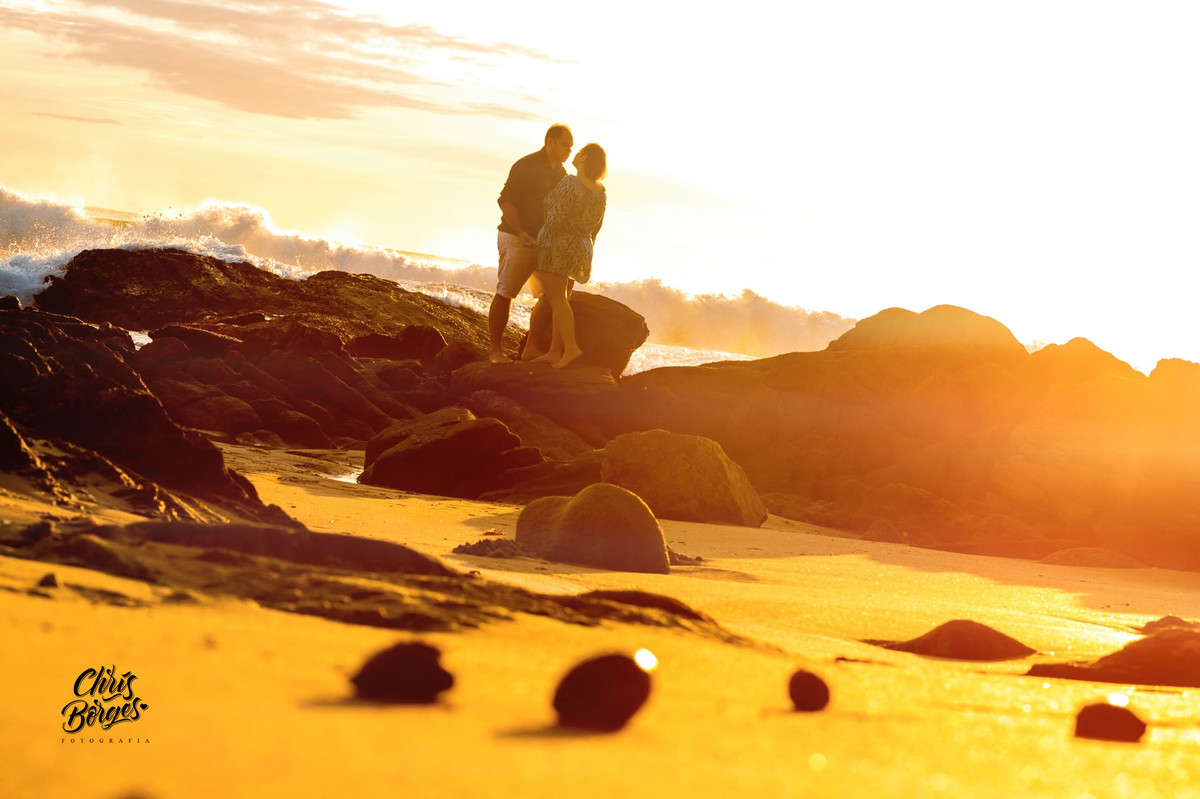 Noivos namorando à beira mar
