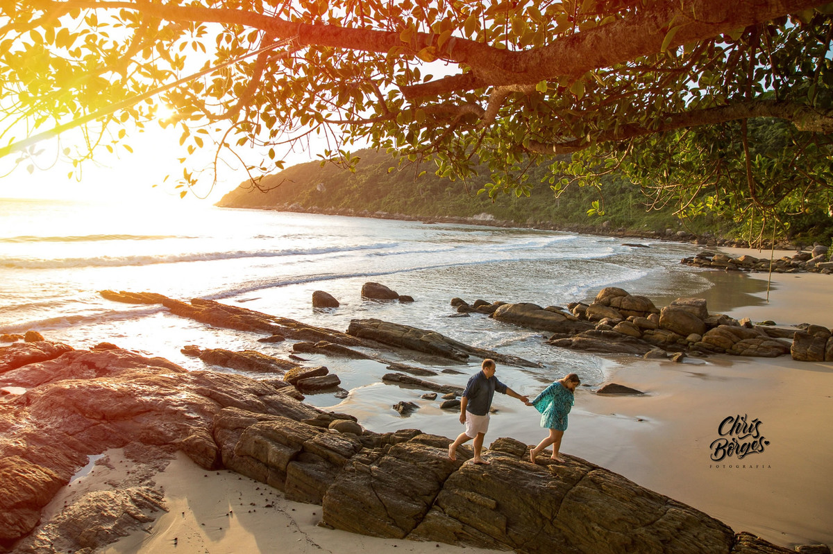 Noivos passeando na praia