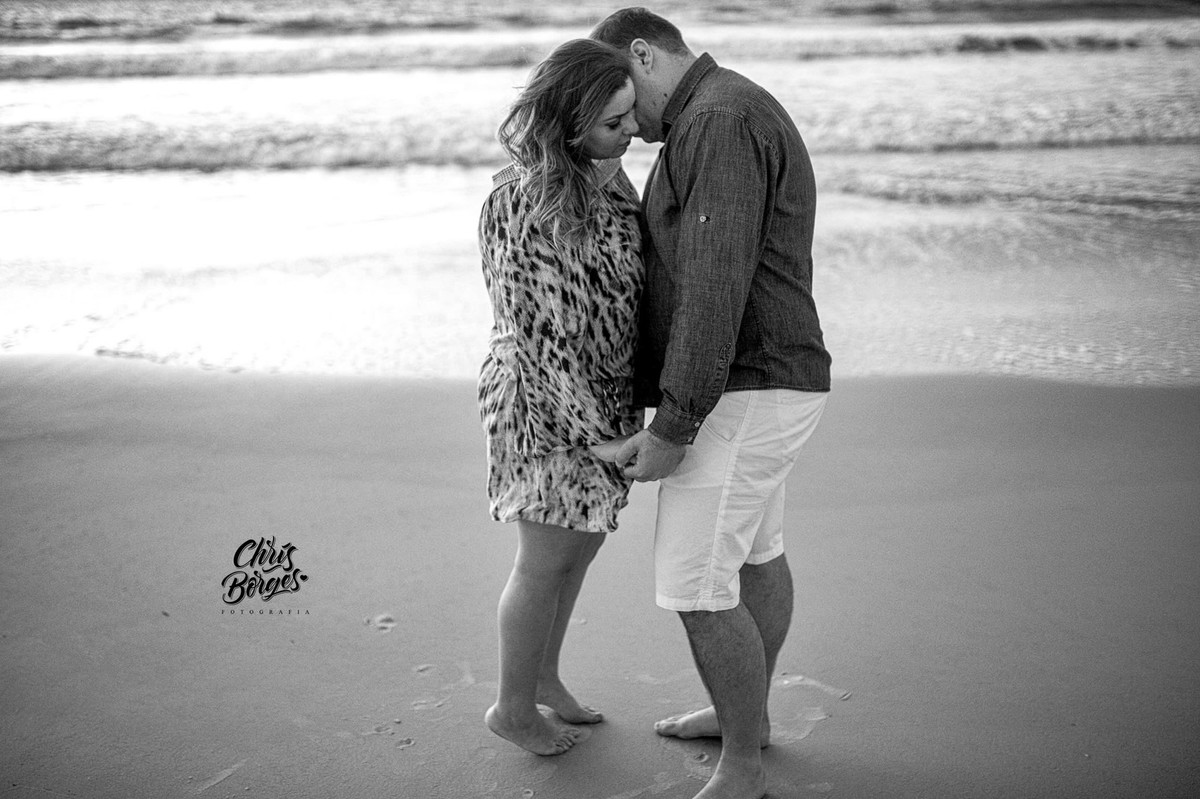 Noivos namorando na praia