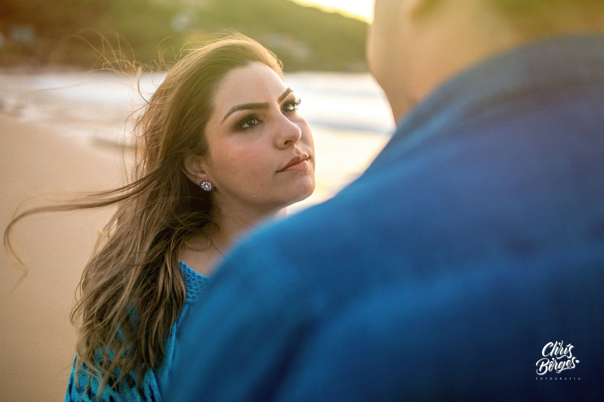 Noivos se olhando na praia