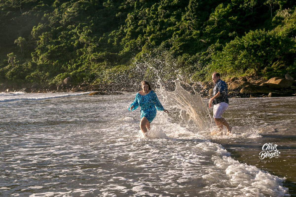 Noivos brincando na praia