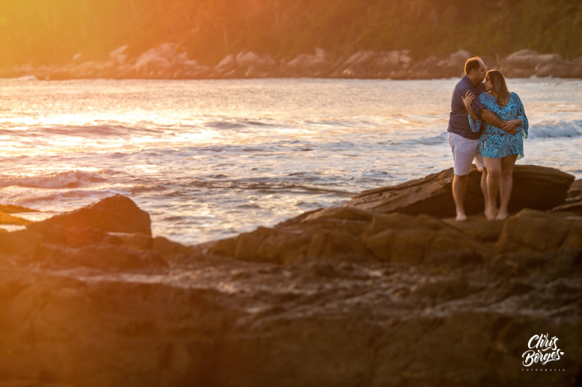 Noivos namorando à beira mar