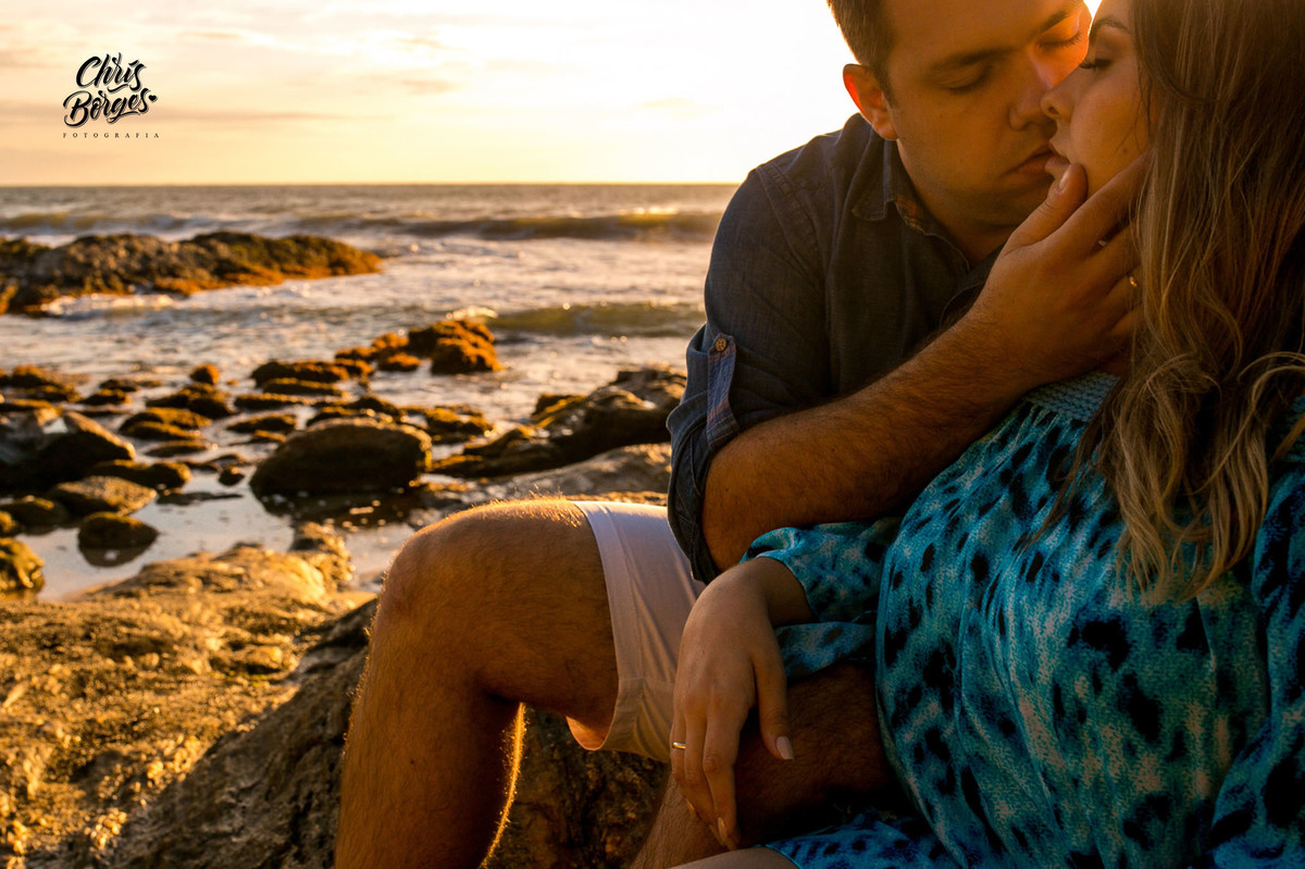 Noivos namorando na praia