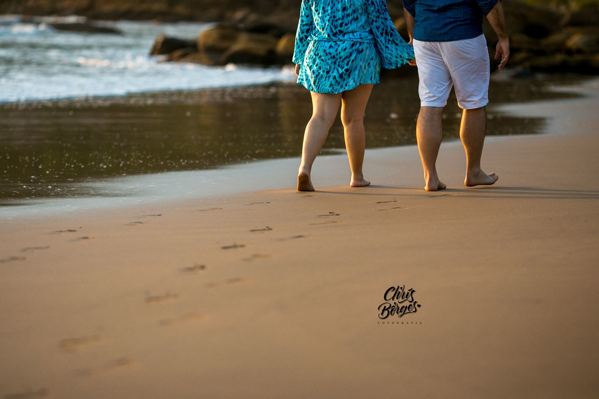 noivos caminhando na praia