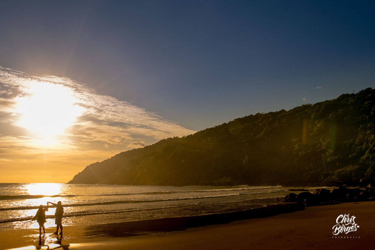 noivos dançando na praia