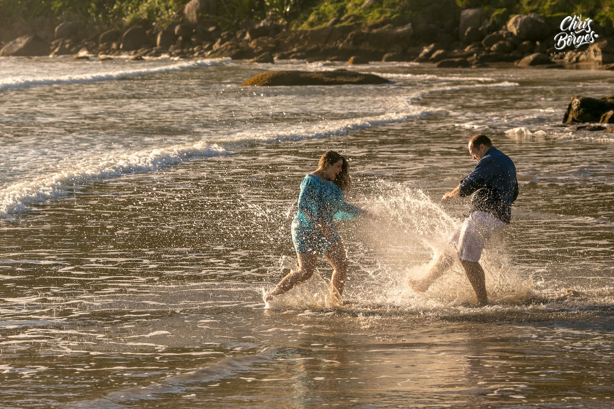 Noivos brincando na praia