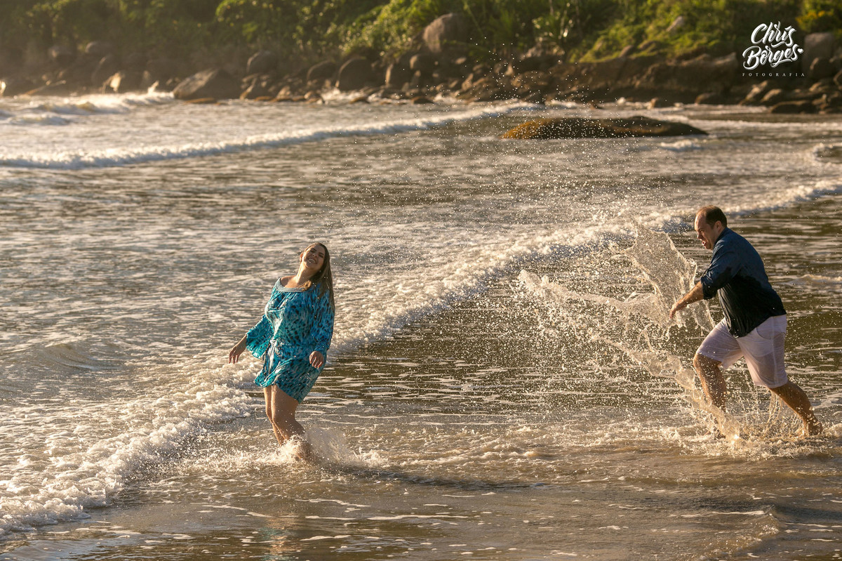 Noivos brincando na praia