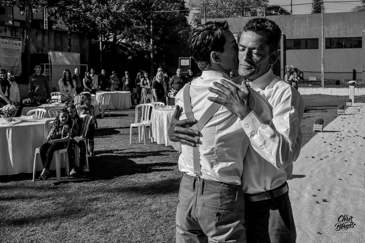 pai abraçando o noivo