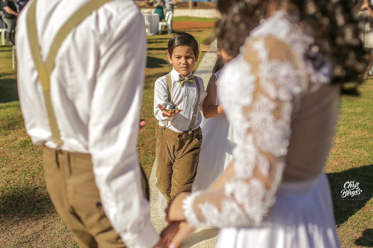 pajem entregando as alianças