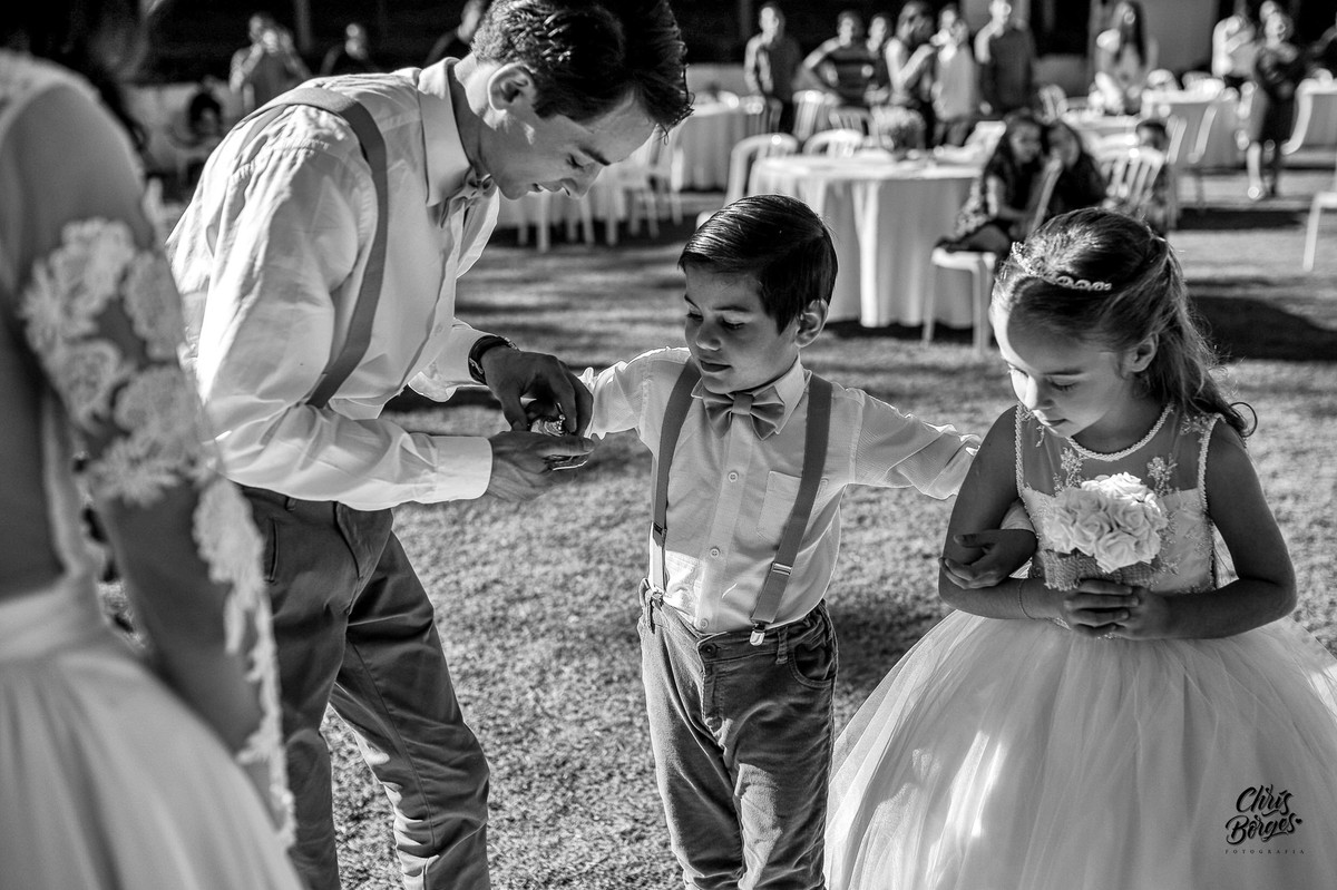 pajem entregando as alianças