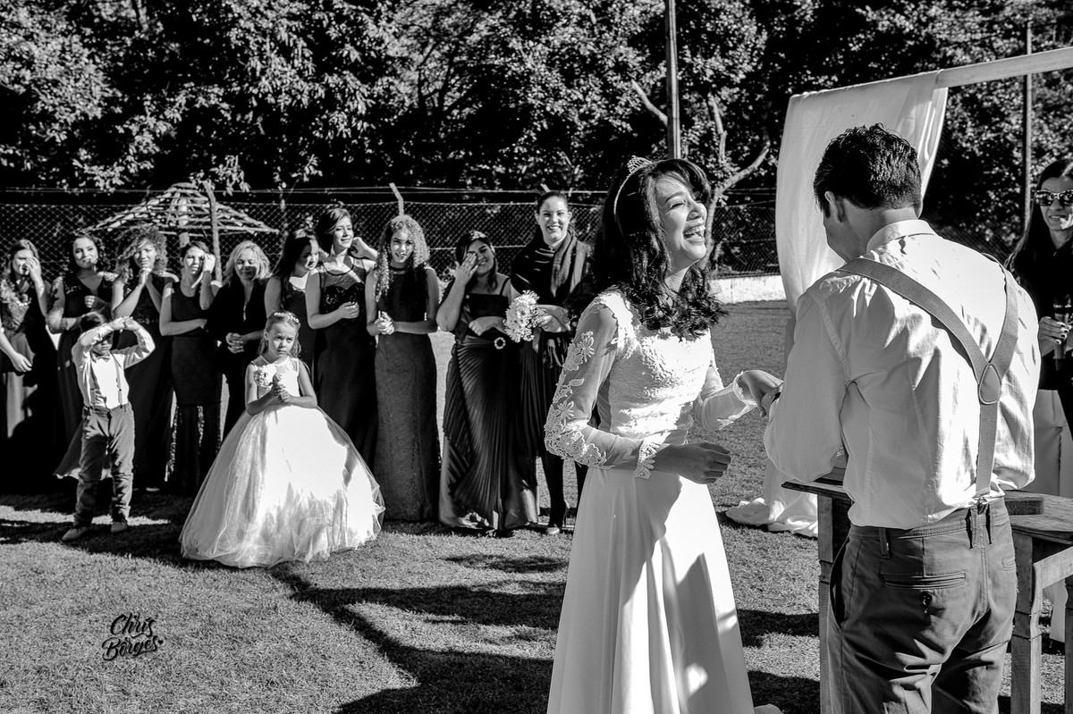 noivo colocando a aliança na noiva