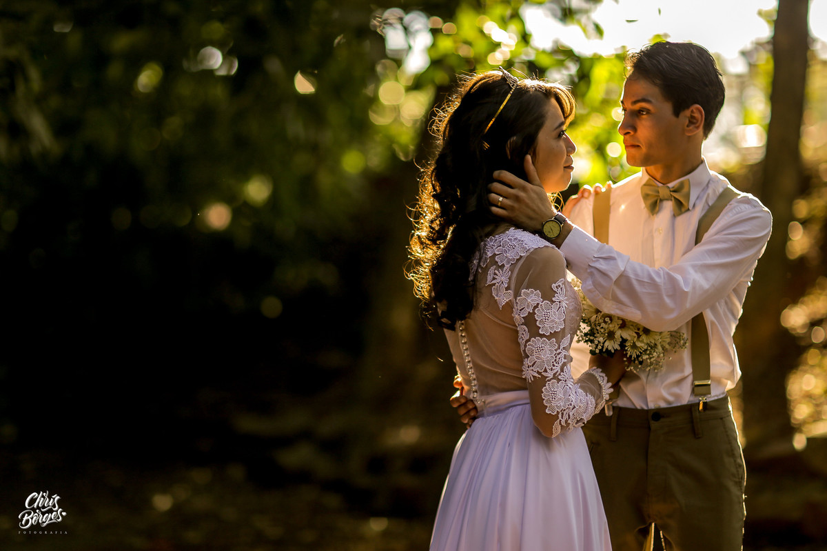 noivos se olhando à luz do sol