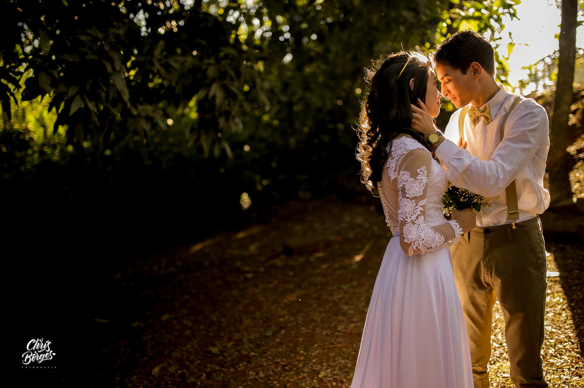 noivos se olhando à luz do sol