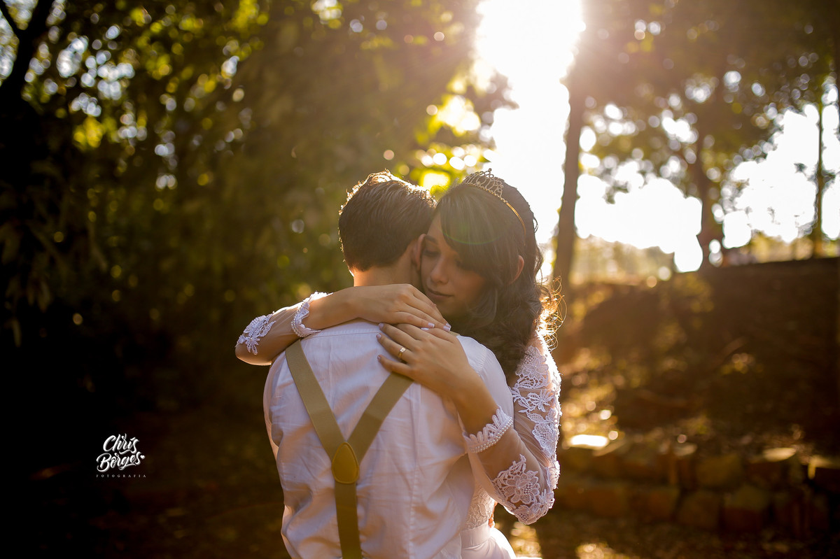 o abraço dos noivos