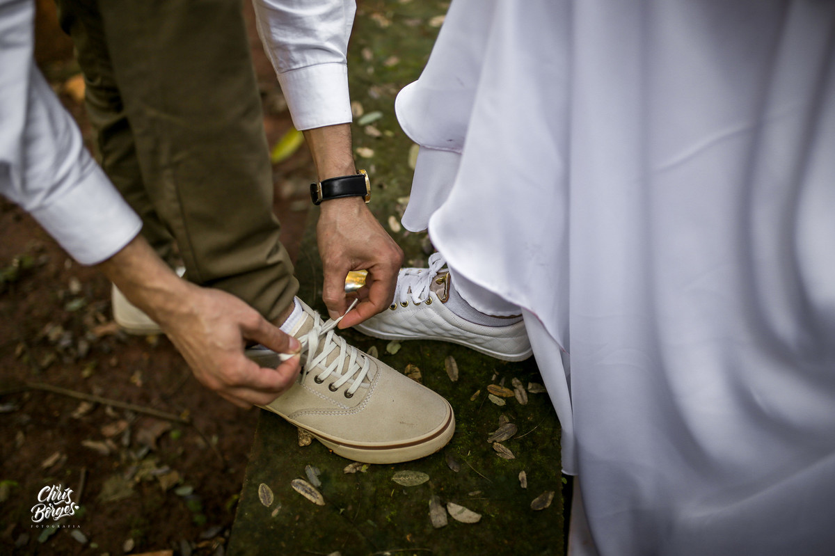 noivo amarrando o cadarço do seu calçado