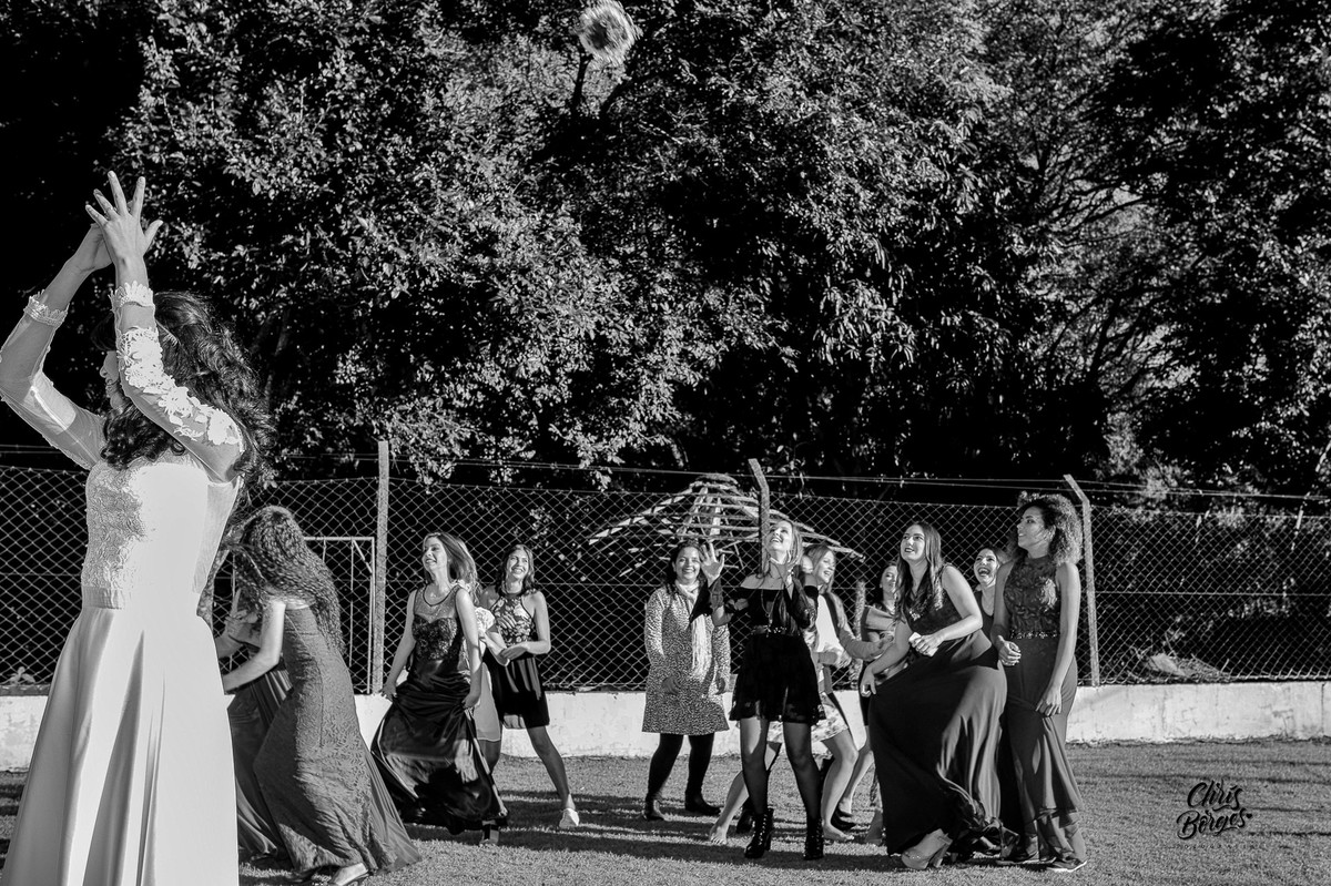 noiva jogando o buquê