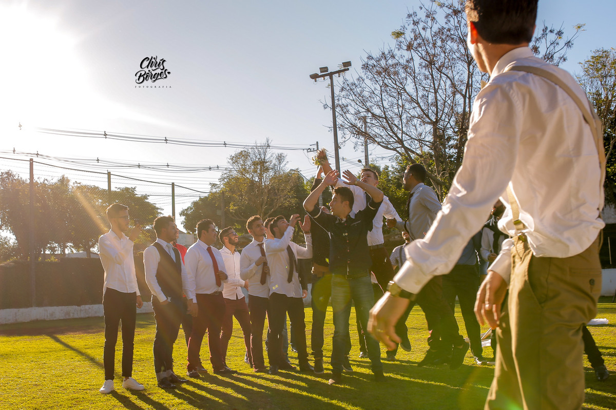 padrinho pegando o buquê