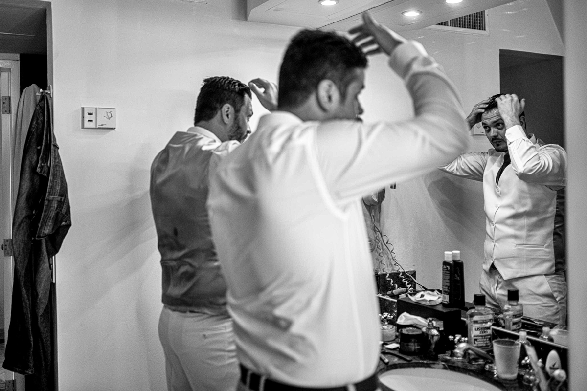 Noivo e padrinho arrumando o cabelo