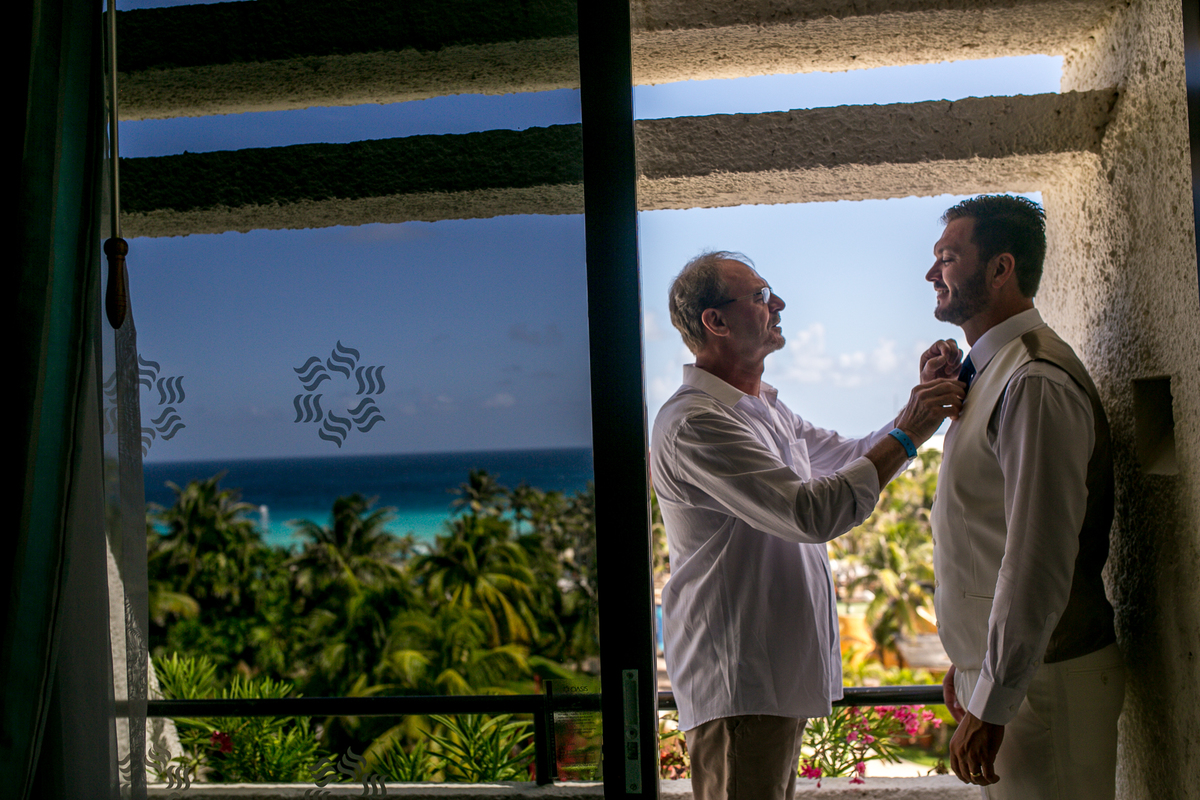 Pai arrumando a gravata do noivo