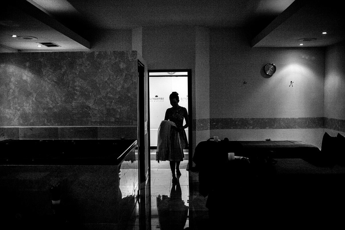 noiva se preparando para vestir-se