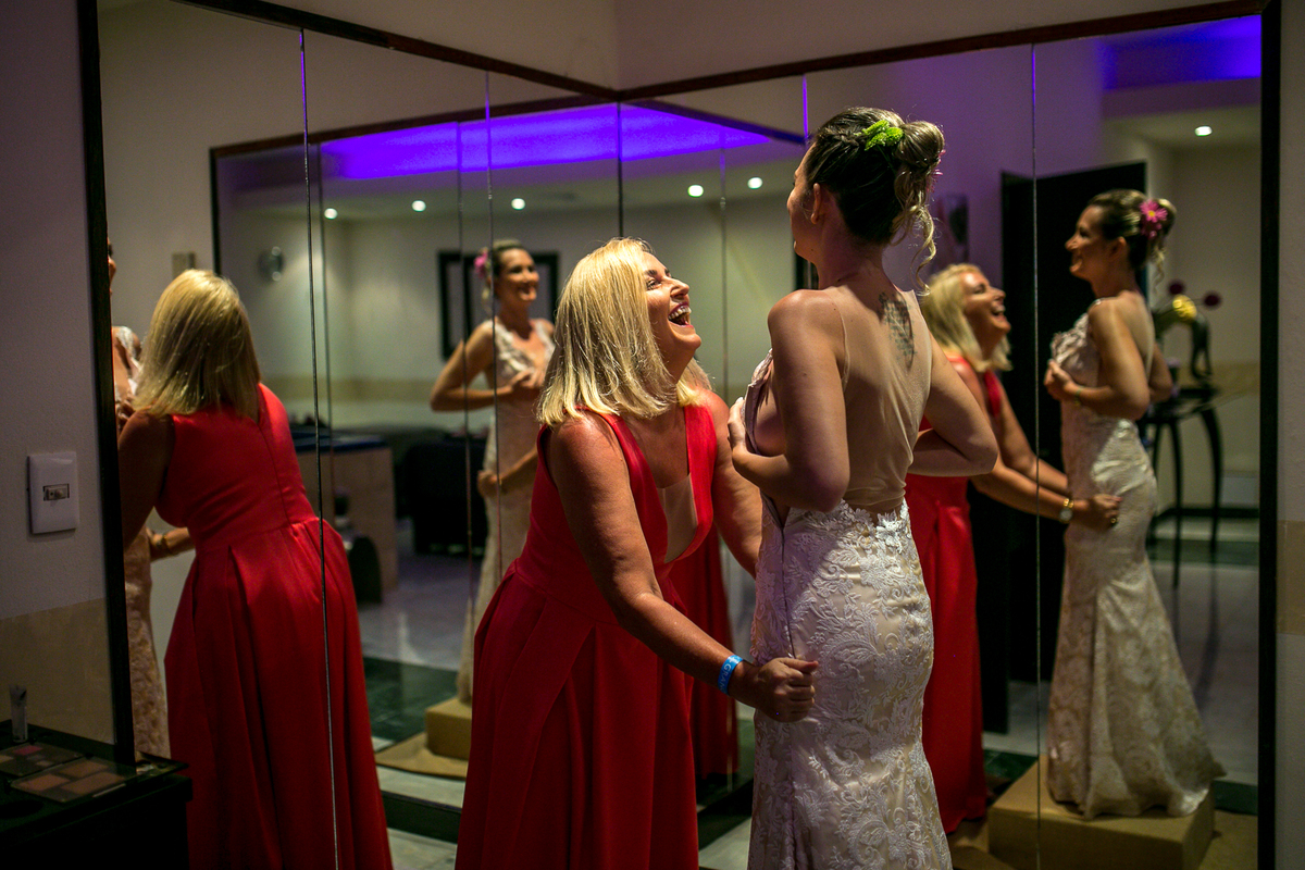 mãe e noiva se vestindo