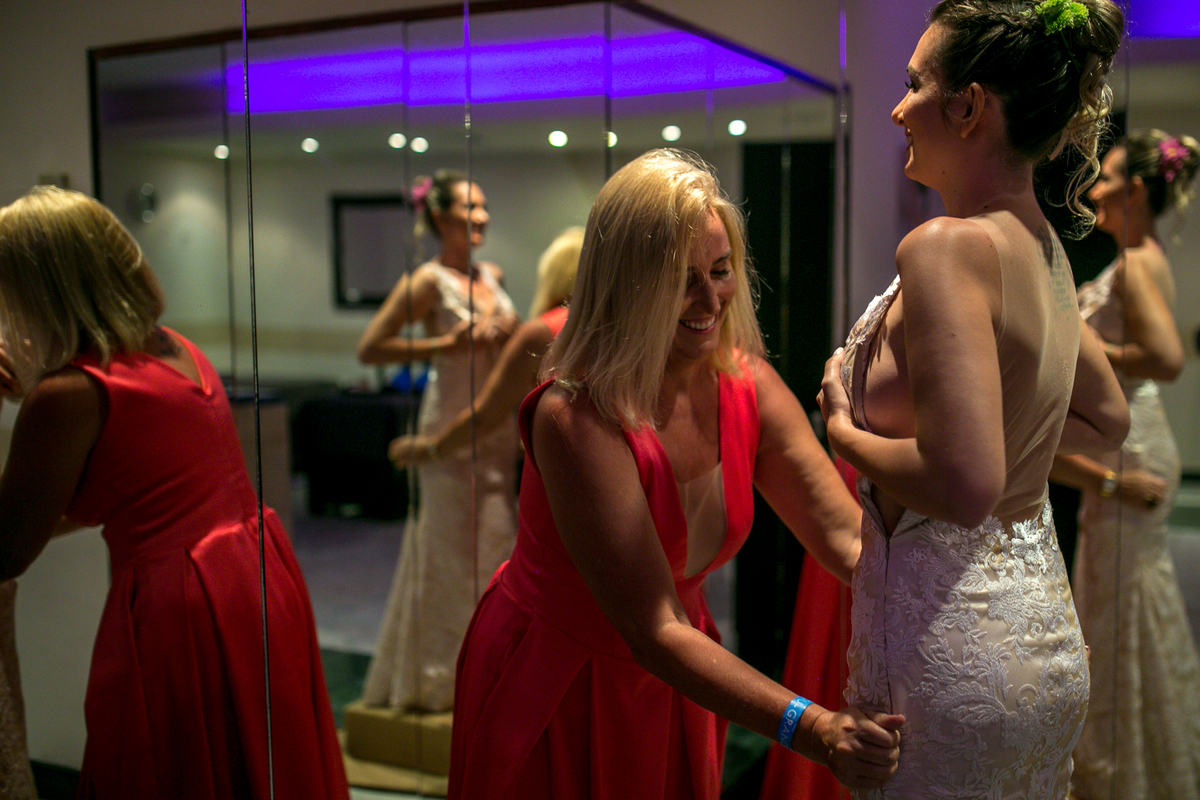 mãe ajudando noiva a se vestir