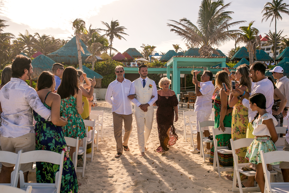 entrada do noivo com os pais