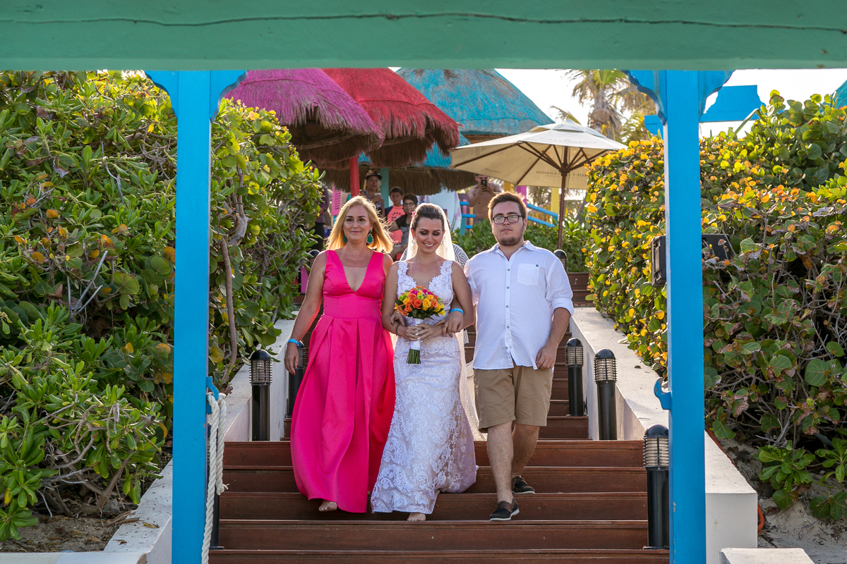 entrada da noiva com a mãe e irmão