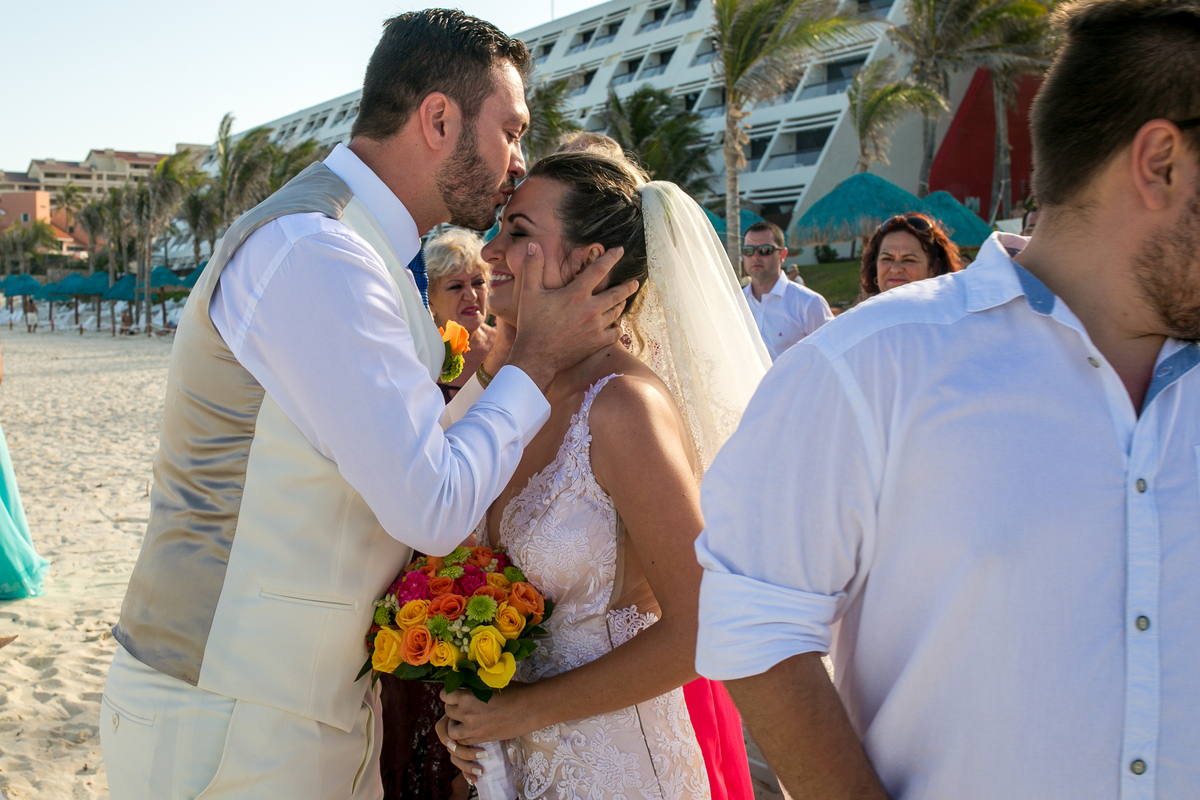 noivo recebendo a noiva no altar com um beijo na testa