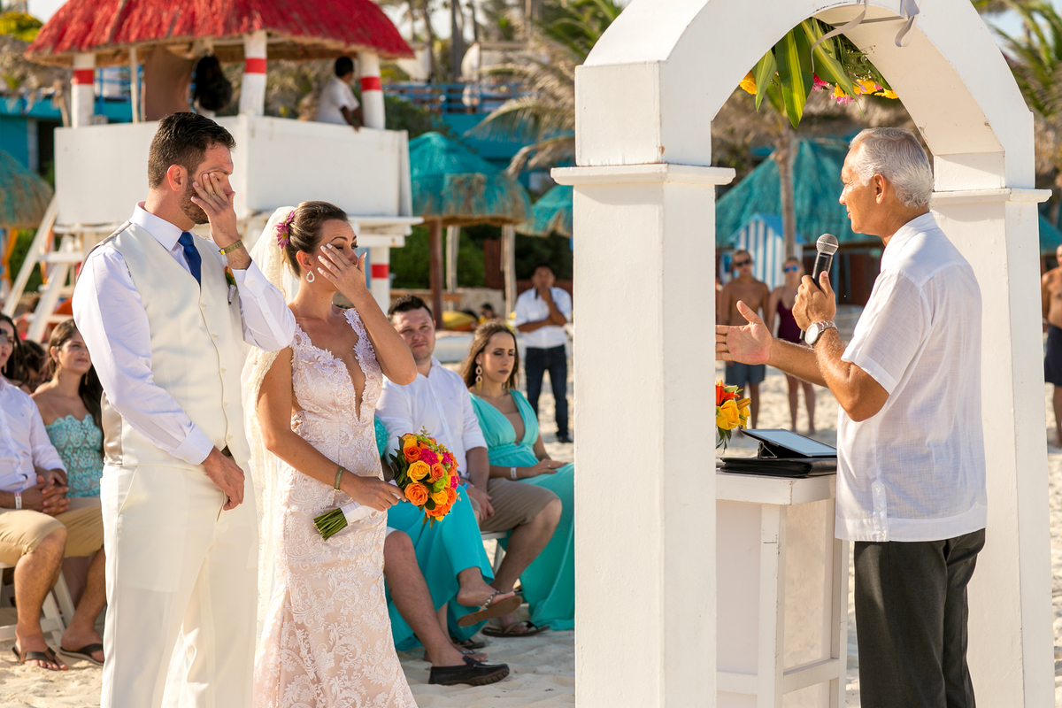 noivos emocionados no altar