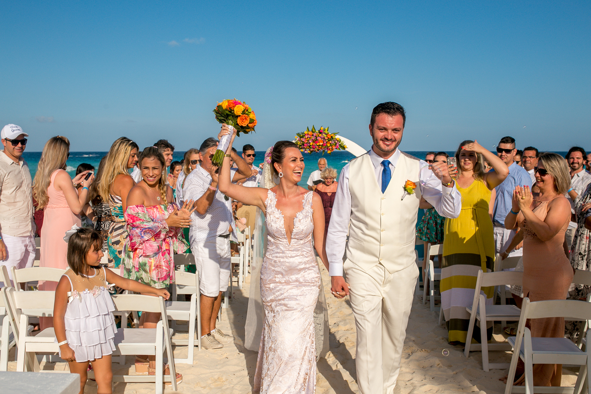 noivos saindo da cerimônia