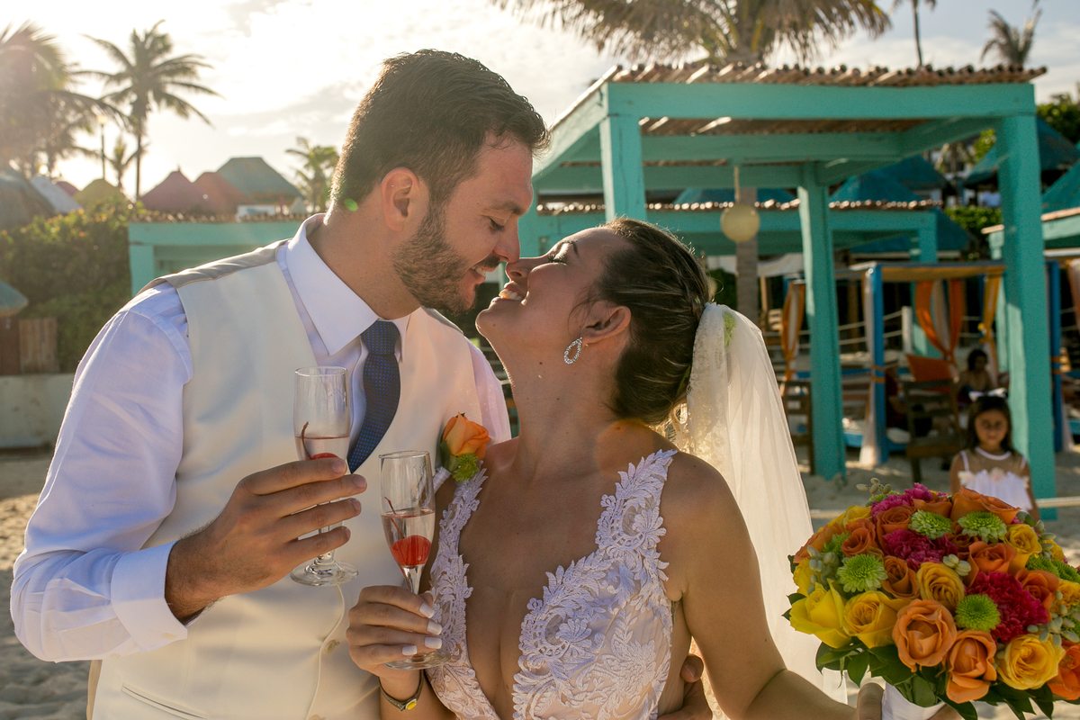 beijo e brinde do casal