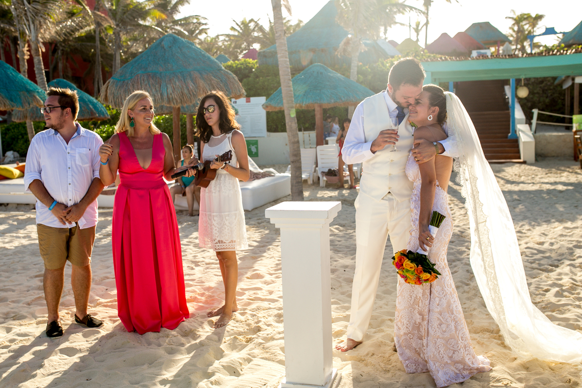 noiva emocionada com a surpresa