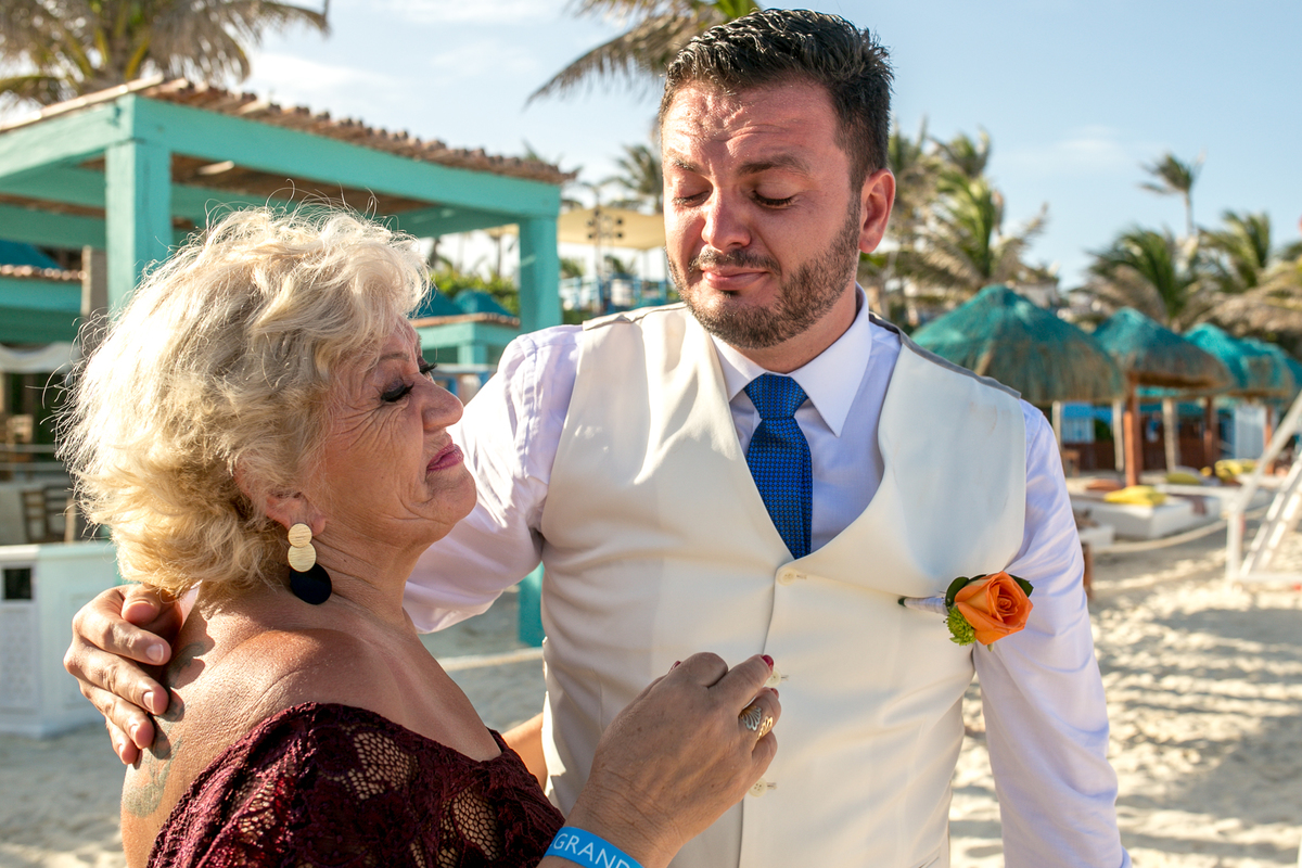 noivo e mãe emocionados